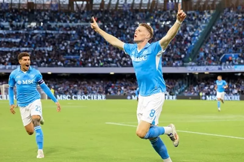 نابولي يطالب بـ50 مليون يورو.. هل يعود مكتوميناي إلى مانشستر يونايتد؟